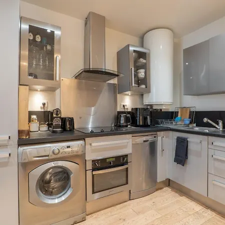 Cozy Hideaway In A Quiet Passage *